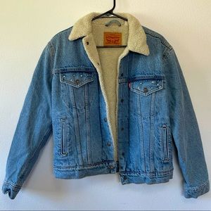 Never worn Levi’s sherpa jacket with pocket detail